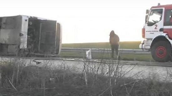 Автобус с работници се преобърна по пътя Русе Кубрат Шестима са