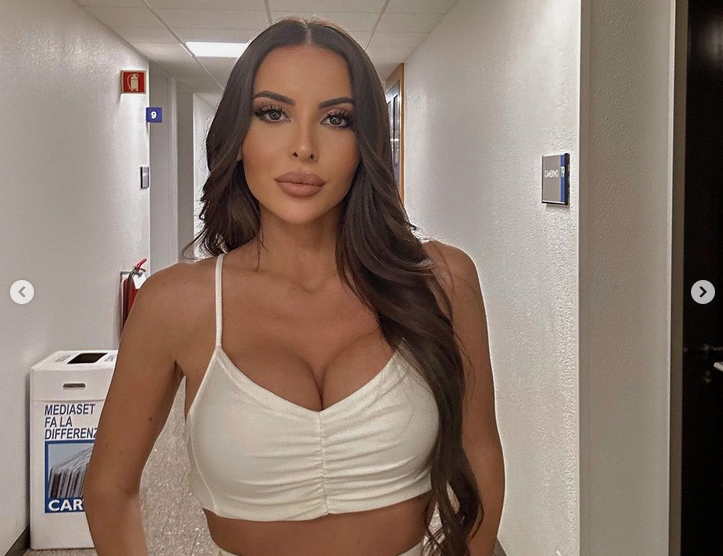 Сексапилната Мария Луиза Джакобели знае точно как да привлече вниманието