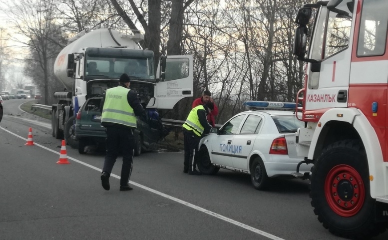 Един човек загина при челен сблъсък между тежкотоварен и лек