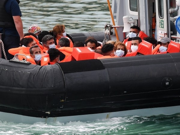 Великобритания ще може да връща лодки, превозващи мигранти през Ламанша,