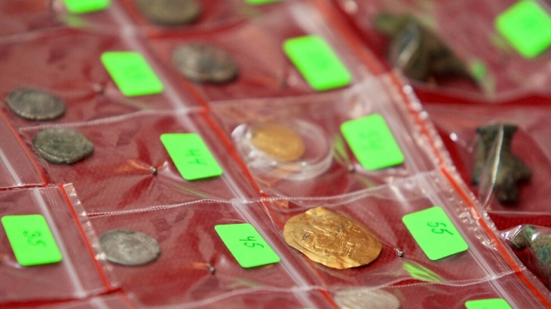Полицаи иззеха златни монети от иманяр съобщиха от областната дирекция