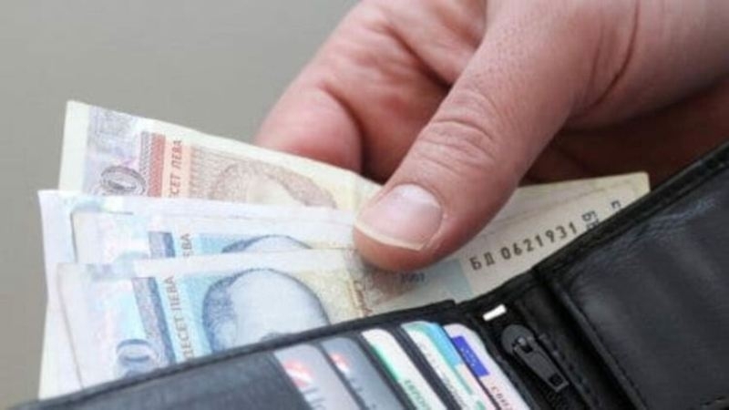 Криминално проявен младеж открадна пари от портмоне в Козлодуй съобщиха