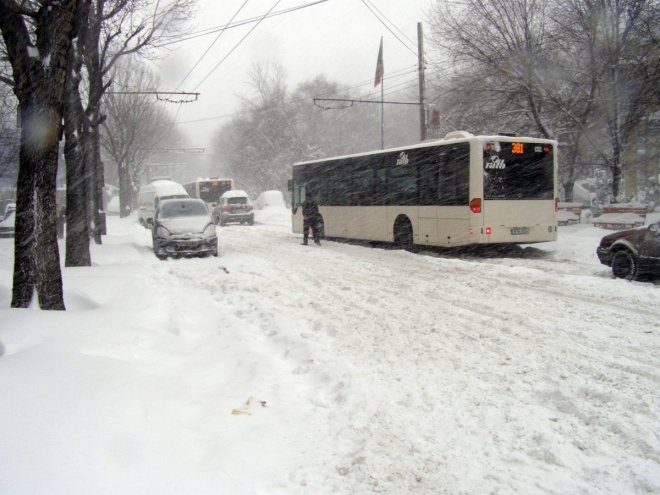 Хиляди домове без ток закъснения на полети затворени училища и