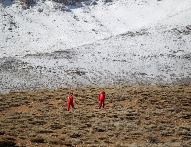 Отломки от иранския самолет който се разби вчера с 65