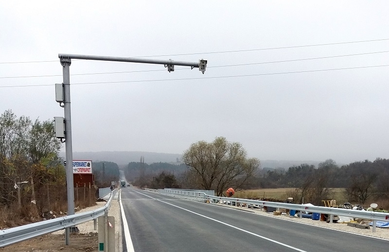 Пътни полицаи засякоха шофьор превишил с над 50 км разрешената