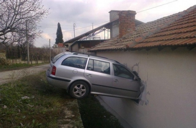 Кола се вряза в спалнята на къща в Нови Искър