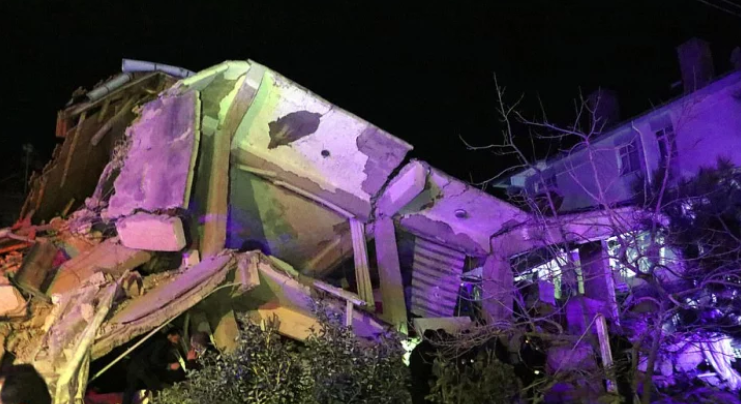 Поне 18 души са загинали в Турция след земетресението с