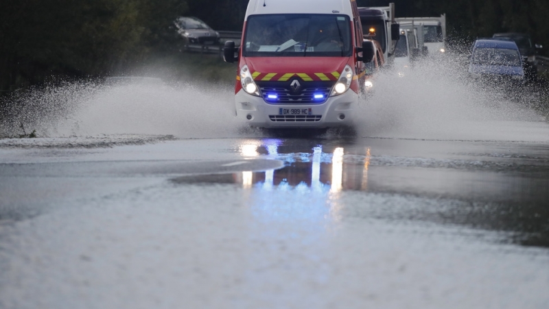 Един човек загина при наводнение в Южна Франция докато се