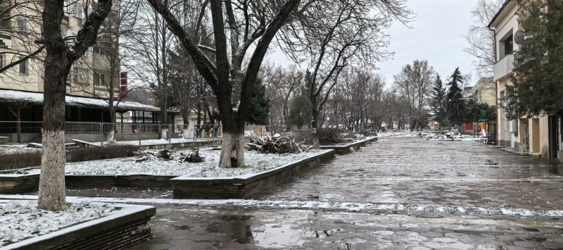 Ремонт ограничава преминаването по участък от пешеходната алея в централната