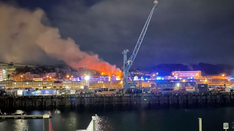 Експлозия и пожар в жилищна сграда на британския остров Джърси