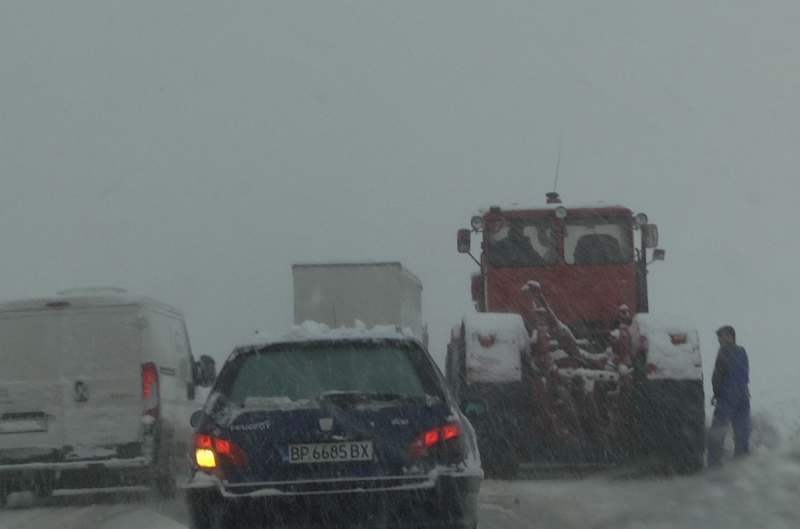 Обилния снеговалеж предизвика катастрофа на околовръстния път на Козлодуй научи