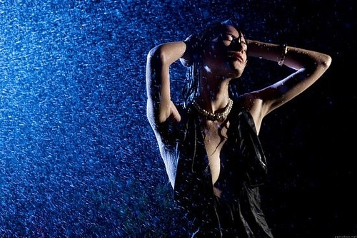 Навън е студено и мрачно Вали дъжд Какво по приятно време