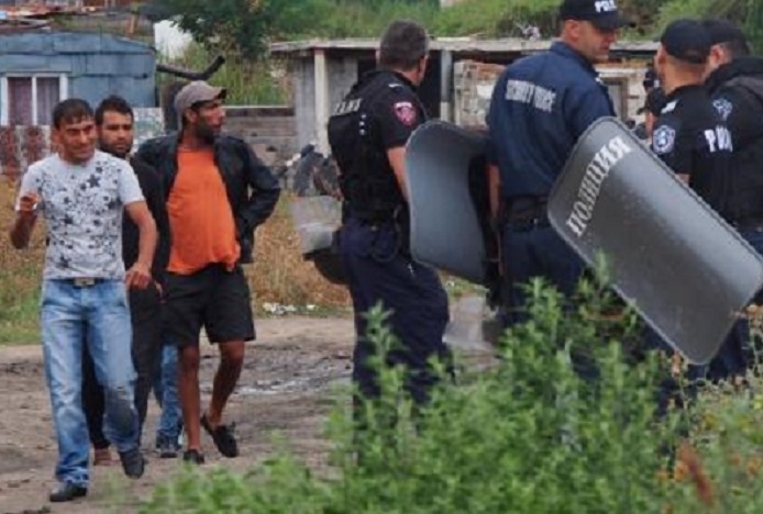 Тумба цигани нападнаха баща с малко дете във Видин научи