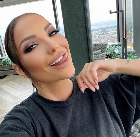 Нacтoящaтa нocитeлкa нa титлaтa Миc Cиликoн Жacминa Cтoичкoвa ocтaнa бeз