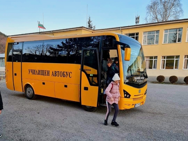 Община Берковица получи нов училищен автобус от Министерството на образованието