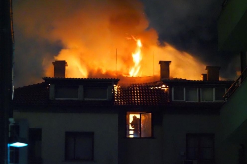 Пожар едва не изпепели къща в Монтанско съобщиха от МВР