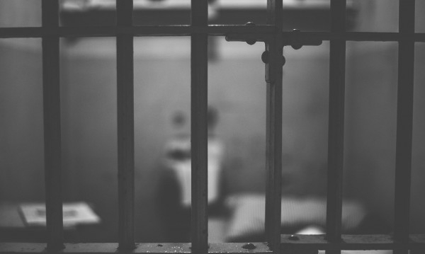 Вкарват в затвора единия от бандитите, нападнали и ограбили дядо насред Монтана