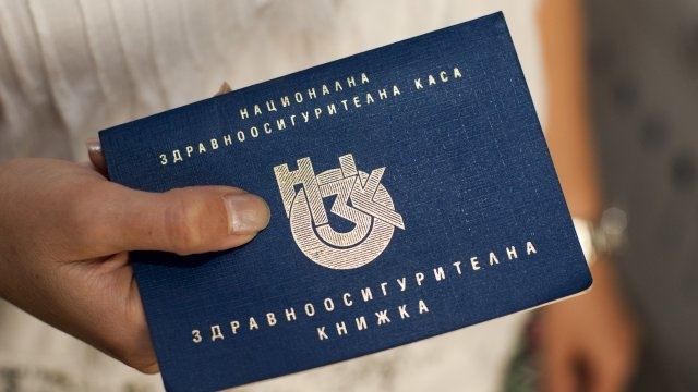 Здравноосигурителните книжки вече се дават от РЗОК