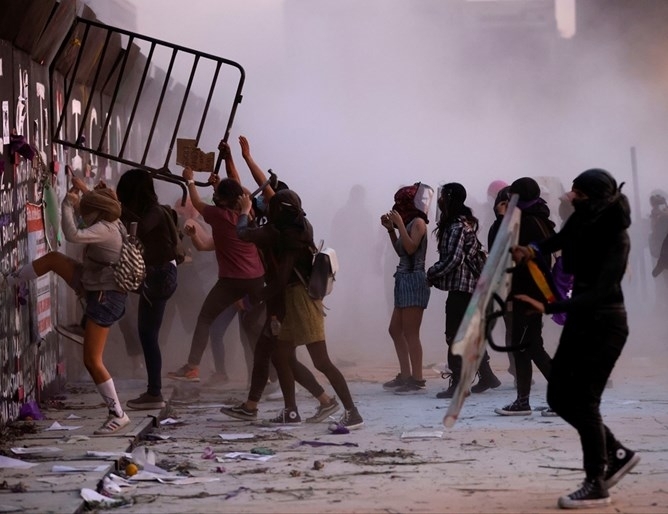 Петнайсет полицаи и четирима граждани бяха ранени в Мексико по