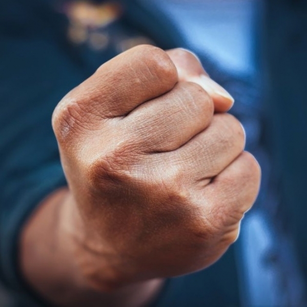 Полицай смля от бой крадлив тийнейджър