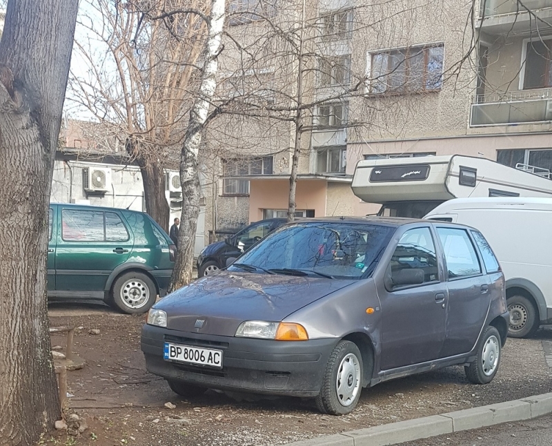 Нагъл врачанин постави нов рекорд по безумно паркиране Това показва