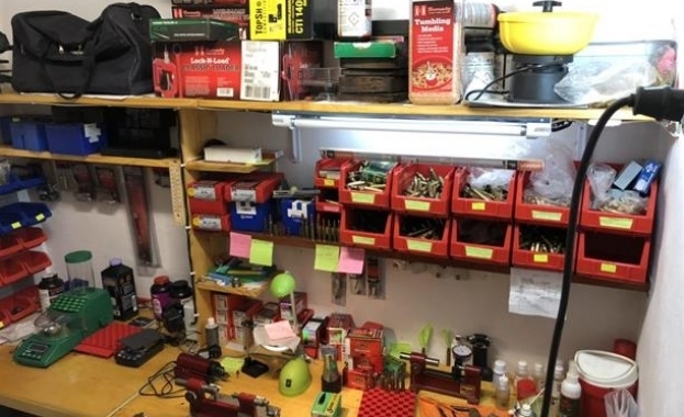 Множество бракониерски ловни трофеи боеприпаси незаконни оръжия и др са