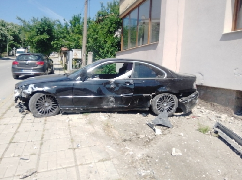 Среднощен екшън! Джигит катастрофира с БМВ в Монтана, направи куп поразии /снимка/