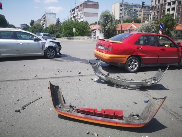 Тежка катастрофа между три автомобила изпрати двама души в болницата
