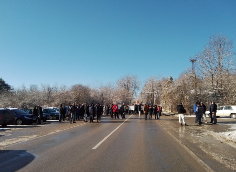 Протест блокира пътя Монтана - Видин. Около 300 недоволни души