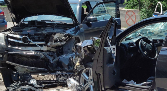 Две коли се удариха челно във Врачанско съобщиха от МВР