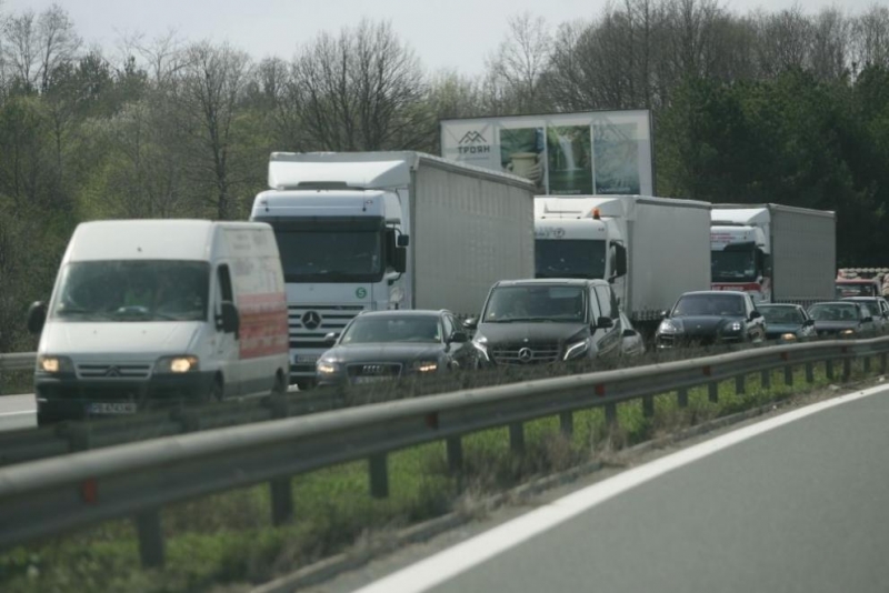 Движението при км 124 в посока Бургас на автомагистрала Тракия