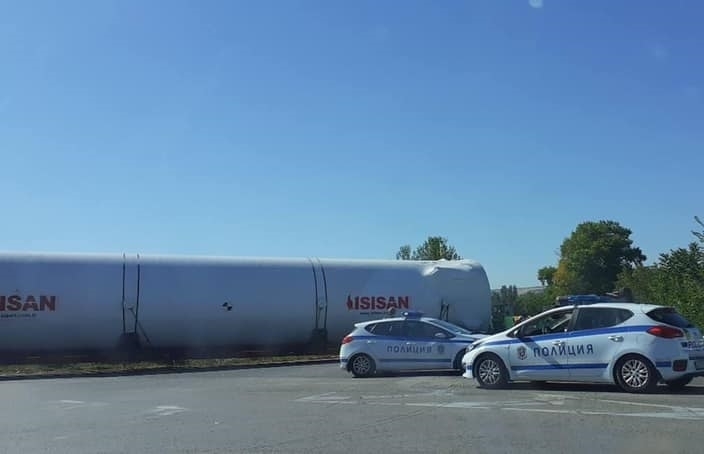 Обърната цистерна затруднява движението по пътя Видин Монтана научи агенция BulNews