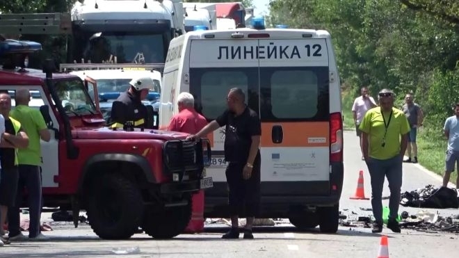 Мъж загина, а четирима са ранени при челен сблъсък край Асеновград