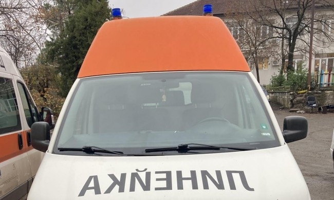 Мъж залитнал и паднал на пътното платно след което го