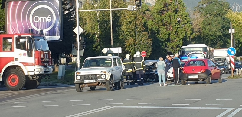 Две коли се удариха на натоварен булевард във Враца, научи