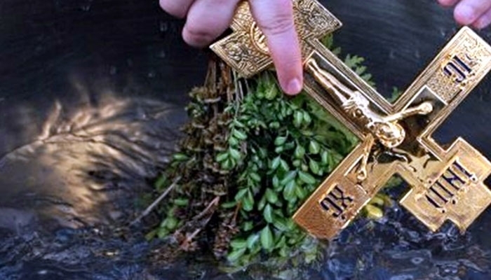 На 5 януари отбелязваме Попова Коледа или Зимен Кръстовден наричан още Кръстци Водокръщи Този