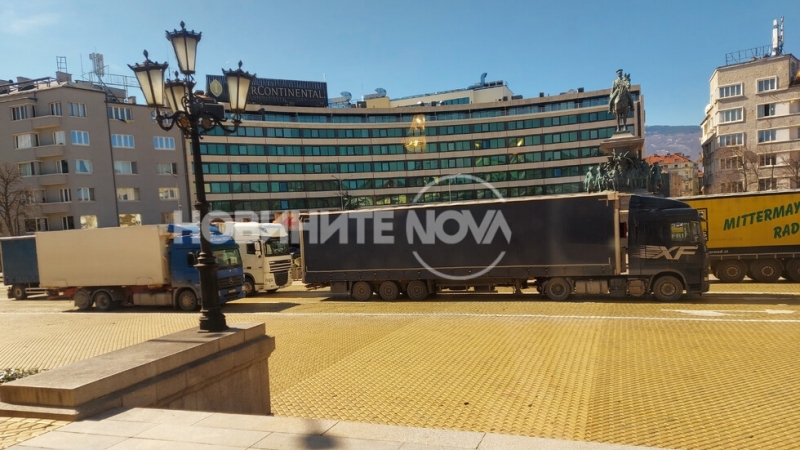 Камиони блокираха бул Цар Освободител пред Народното събрание в столицата