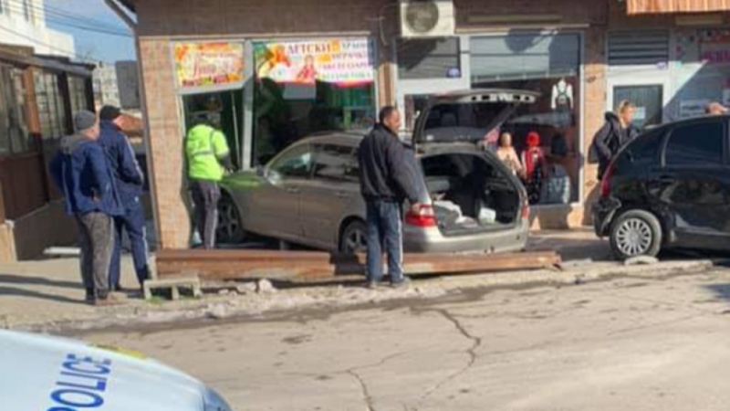 Пиян шофьор заби кола във витрина на магазин Инцидентът е