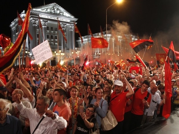 Десетки хиляди привърженици на консервативната опозиция протестираха пред главната сграда