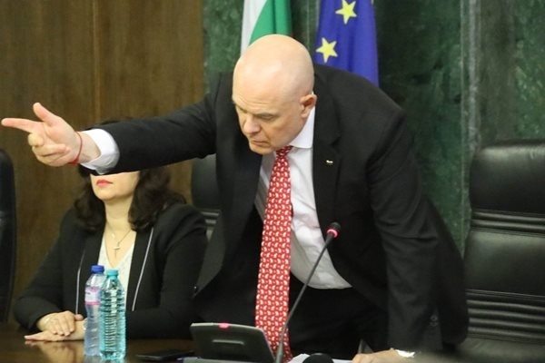 Два любопитни нюанса в червено се откроиха докато главният прокурор