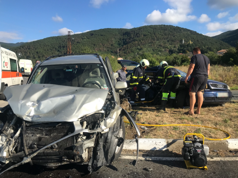 Дрогиран софиянец помете с колата си врачанско возило във Вършец