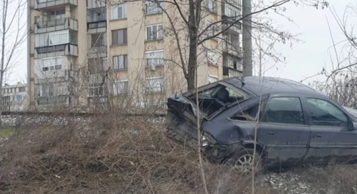 БМВ настигна и удари отзад Опел на казанлъшката улица Севт