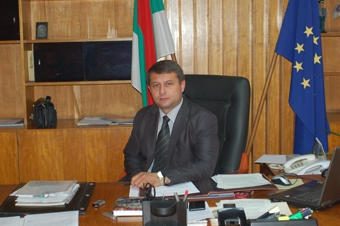 Директорът на полицията в Хасково Ангел Цанков се крие от