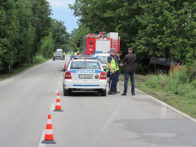 Двама души са били блъснати от кола в Мездра вчера