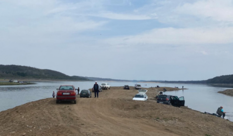 Започва почистване на бреговата ивица на яз Огоста от изоставени