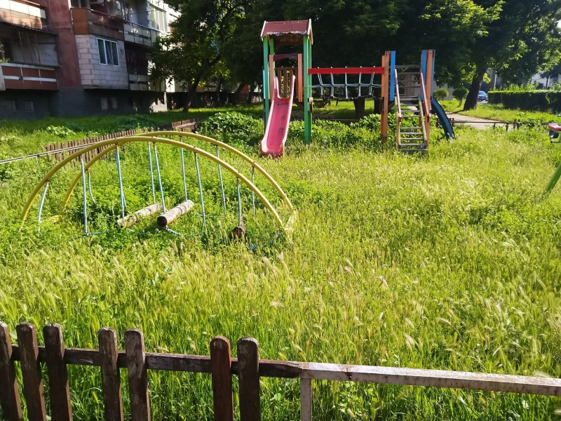 Трева в площадка във Видин е по висока от играещите там