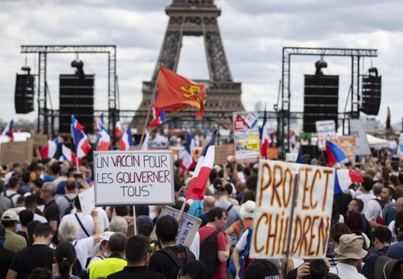 Противниците на ваксинирането се заканиха на президента на Франция Преди