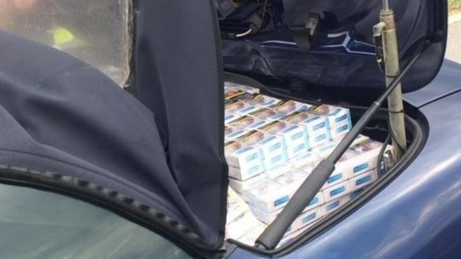 Полицаи намериха стекове контрабандни цигари в кола във Врачанско съобщиха