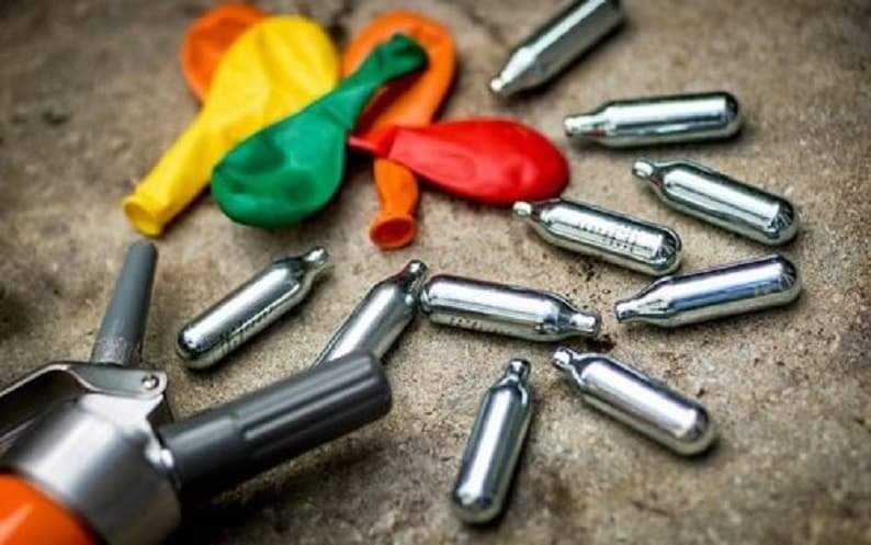 Браво на полицията! Иззеха над 100 флакона райски газ след обиск в апартамент във Враца