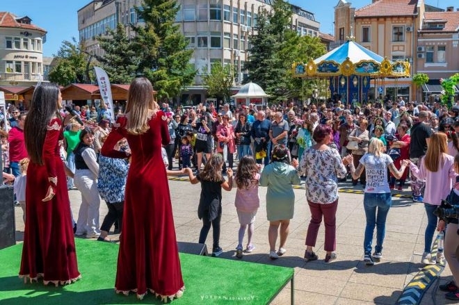 С празничен концерт с участието на талантливите сестри Ива и